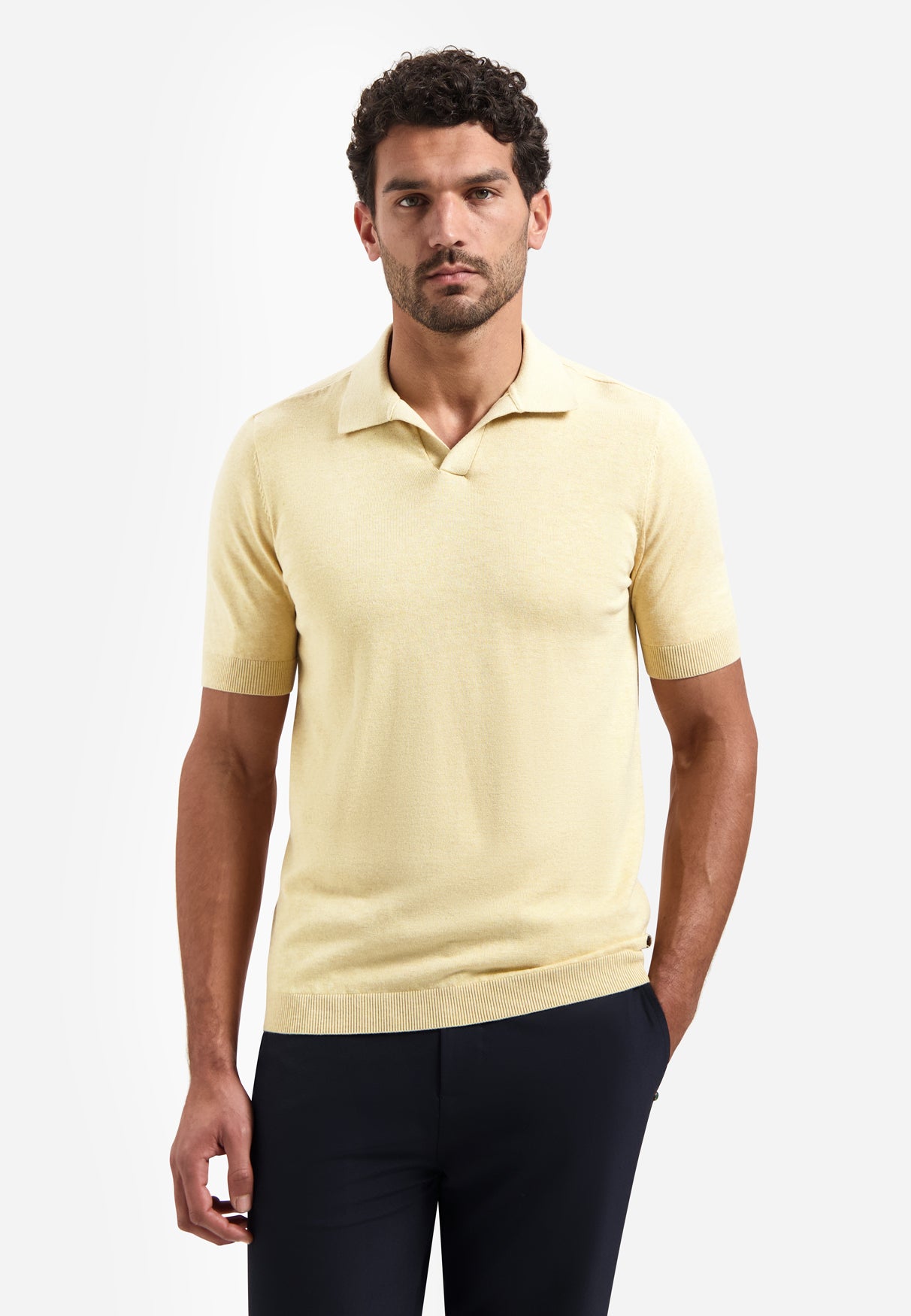 Poloshirt aus Strick mit V-Ausschnitt | Yellow