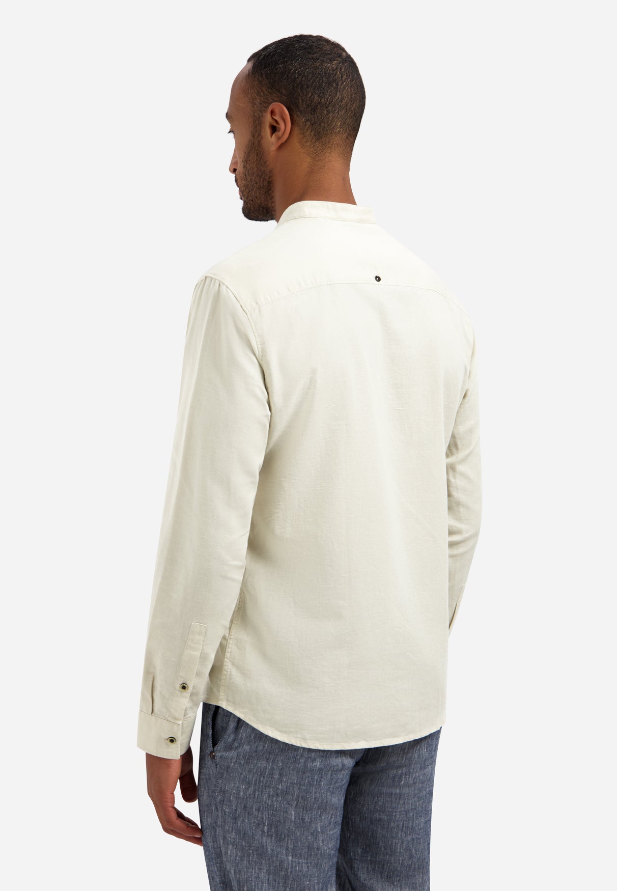 Linen-blend shirt with a stand-up collar. | Desert