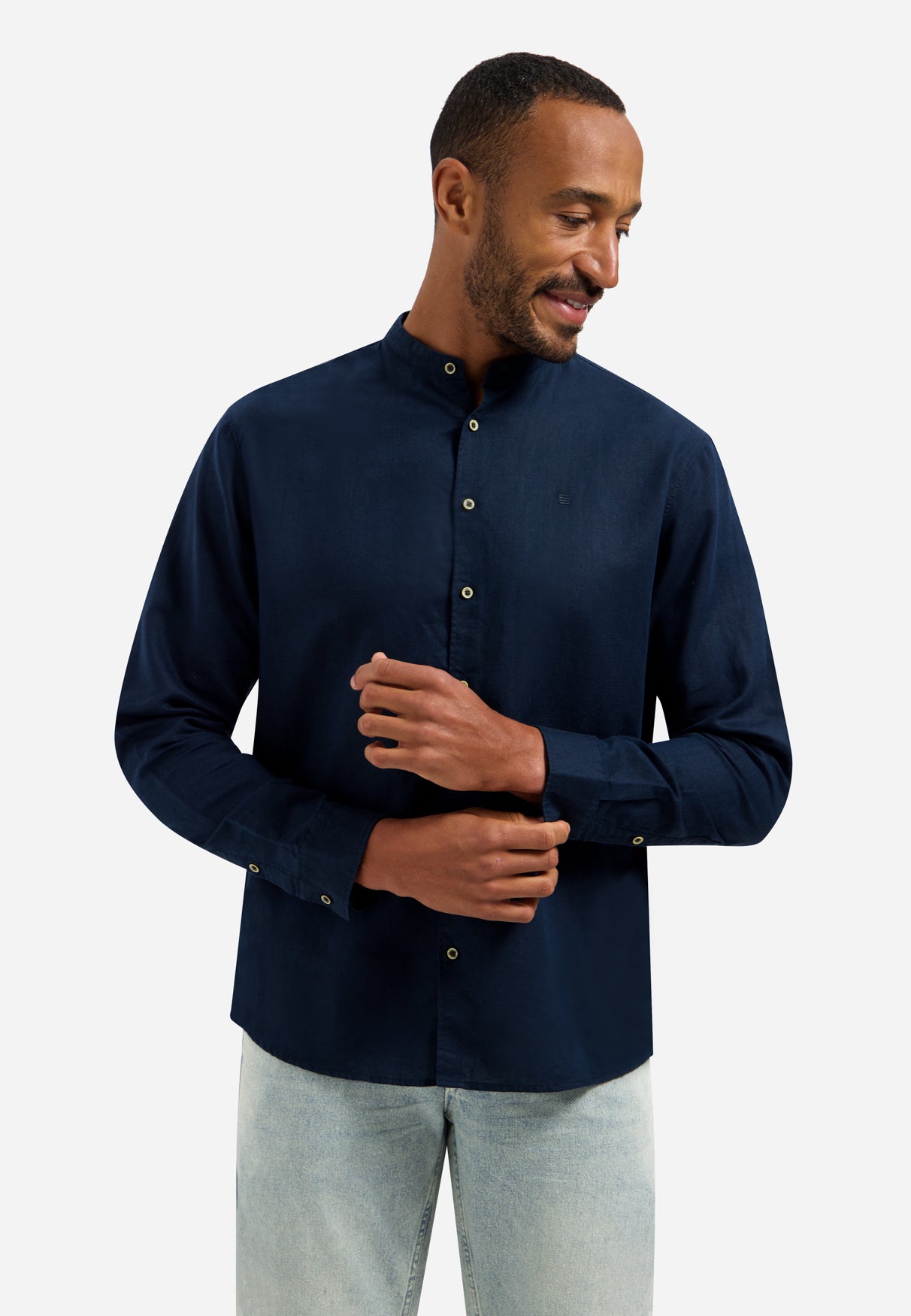 Linen-blend shirt with a stand-up collar. | Night