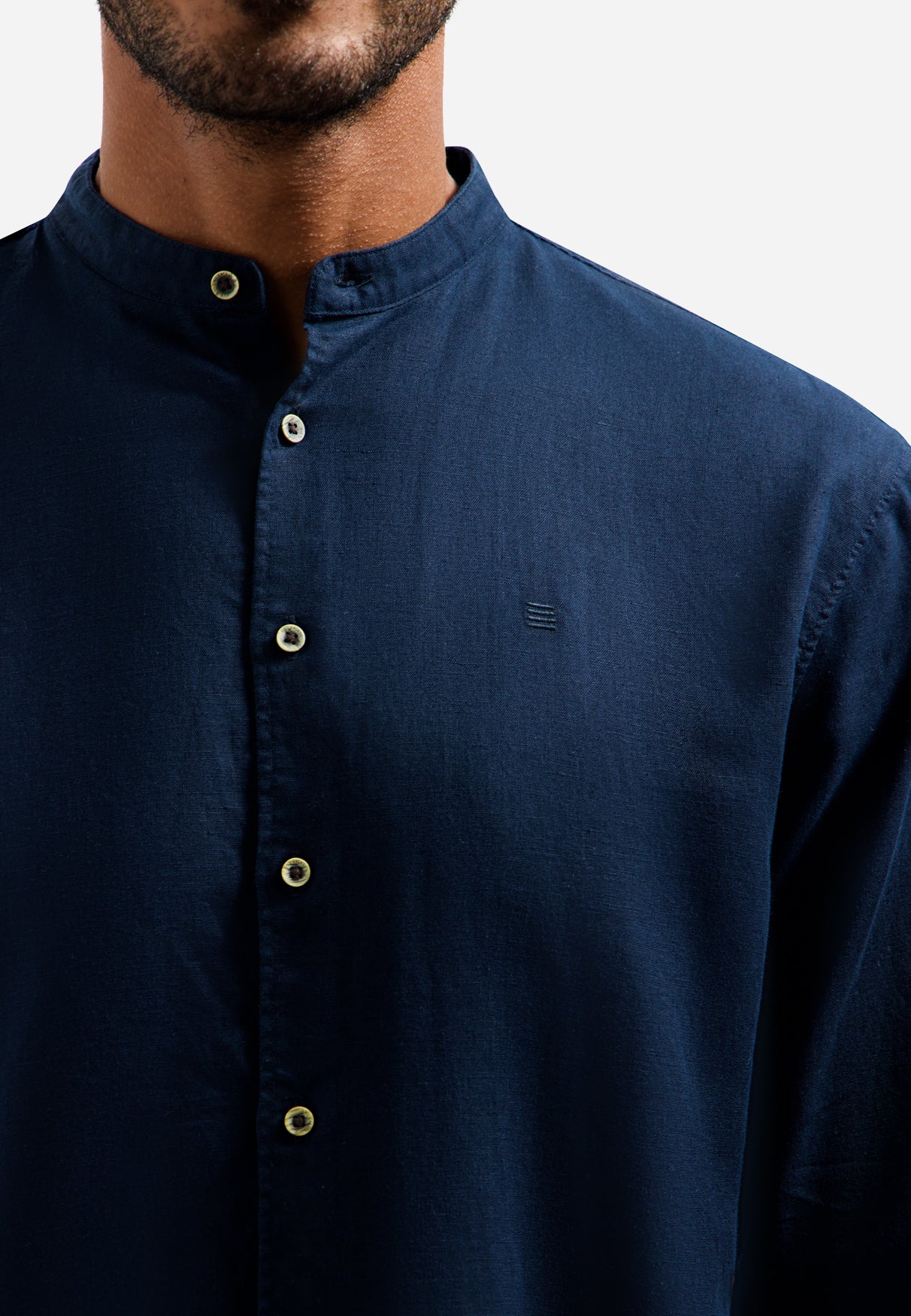 Linen-blend shirt with a stand-up collar. | Night